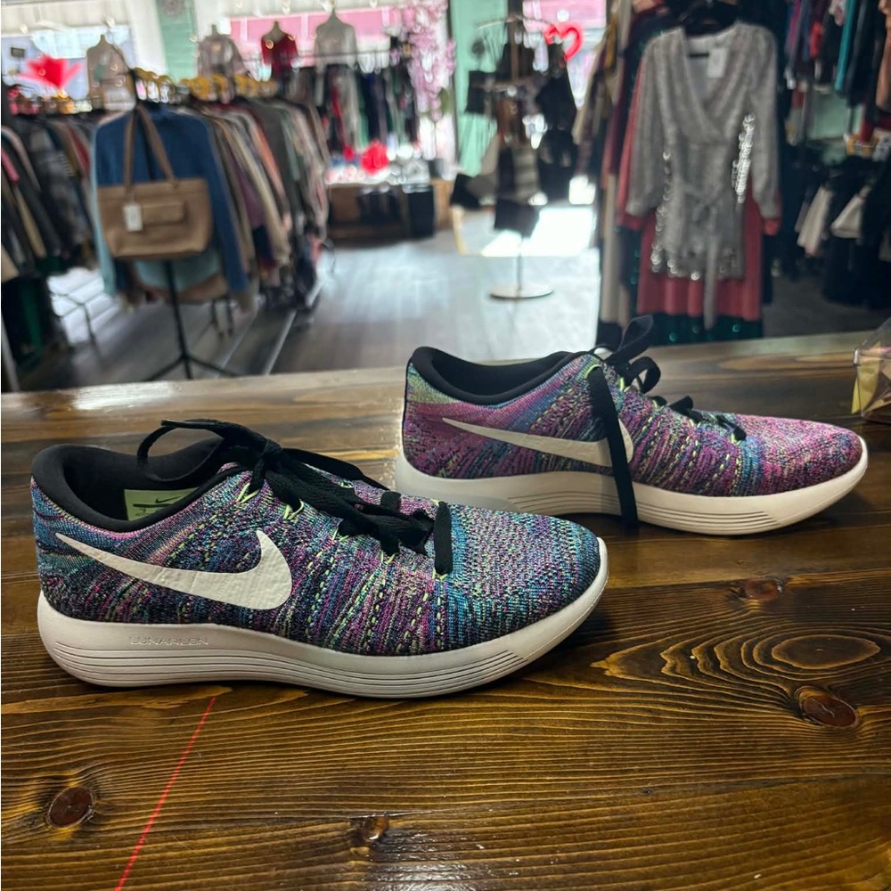 Nike Women's LunarEpic Low Flyknit Running Shoes - Picture 2 of 5